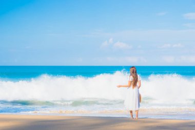 Güzel bir Asyalı kadın portresi. Rahatla. Deniz kıyısı okyanusunda rahatça gülümse.