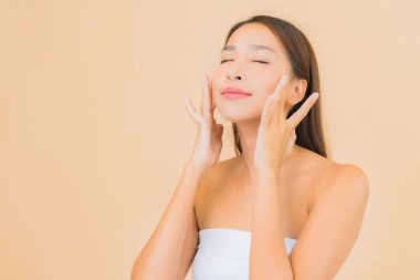 Renkli izole arka planda güzellik kozmetik makyaj konsepti olan güzel Asyalı kadın portresi