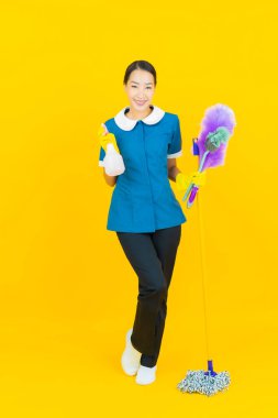 Güzel bir Asyalı kadın portresi ve sarı arka planda hareketli bir gülümseme.