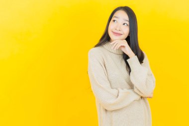 Portre güzel Asyalı kadın gülümsüyor. Renkli arka planda hareket var.