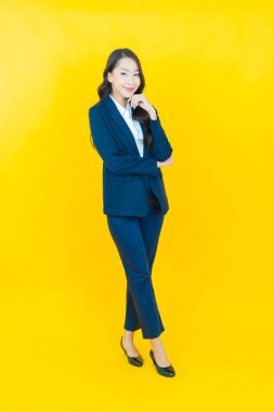 Portre güzel Asyalı kadın gülümsüyor. Renkli arka planda hareket var.