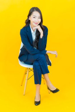 Portre güzel Asyalı kadın gülümsüyor. Renkli arka planda hareket var.