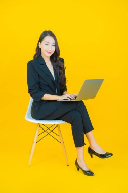 Asyalı güzel bir kadının portresi bilgisayarla izole edilmiş arka planda gülümsüyor.