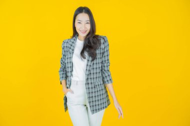 Portre güzel Asyalı kadın gülümsüyor. Renkli arka planda hareket var.