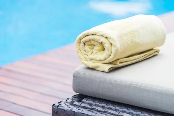 Полотенце для бассейна на стуле — стоковое фото