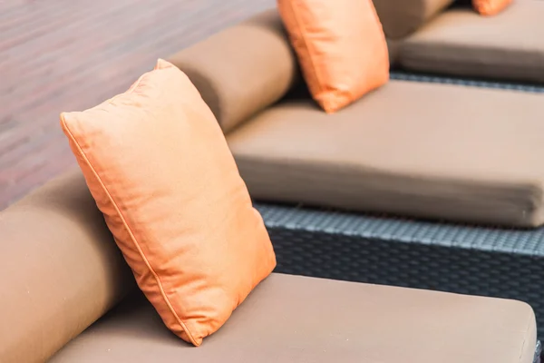 Dekorationskissen auf Sofa — Stockfoto
