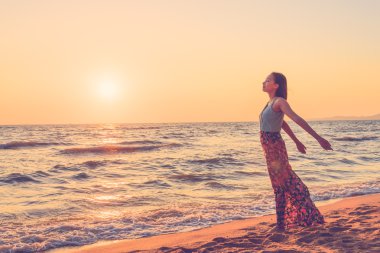 Kumsalda genç bir kadın