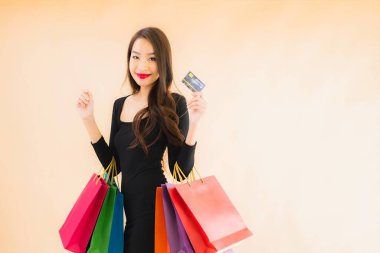 Perakende ve mağazadan alışveriş çantasıyla güzel bir Asyalı kadın portresi