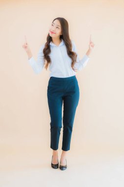 Güzel Asyalı iş kadını portresi izole edilmiş renk arka planında iş başında