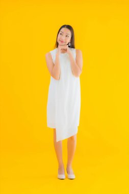 Sarı izole edilmiş arka planda güzel Asyalı bir kadının portresi.