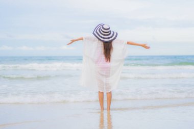 Güzel bir Asyalı kadının portresi. Plaj okyanusunda rahatla. Tatil gezisinde gülümse.