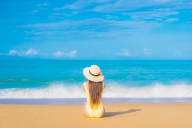 Güzel bir Asyalı kadın portresi. Rahatlayın. Gülümseyin.