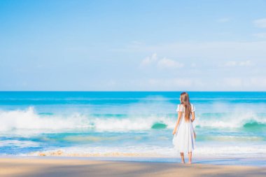 Güzel bir Asyalı kadın portresi. Rahatla. Deniz kıyısı okyanusunda rahatça gülümse.