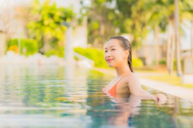 Güzel bir Asyalı kadın portresi. Rahatlayın. Dışarıda yüzme havuzunda rahatlayın.