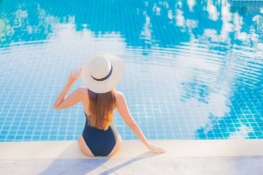 Güzel bir Asyalı kadın portresi. Rahatlayın. Yüzme havuzunda rahatlayın.