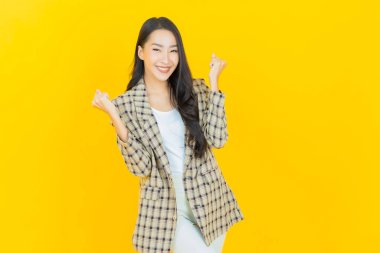 Portre güzel Asyalı kadın gülümsüyor. Renkli arka planda hareket var.