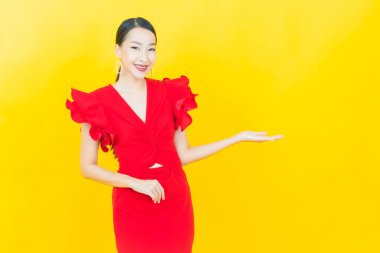 Portre güzel Asyalı kadın gülümsüyor. Renkli arka planda hareket var.