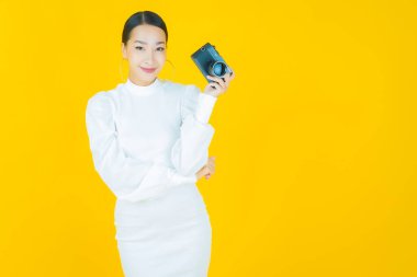 Güzel bir Asyalı kadın portresi. Arka planda kamera kullan.