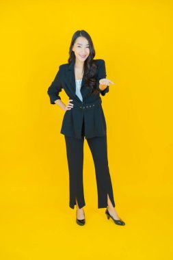 Portre güzel Asyalı kadın gülümsüyor. Renkli arka planda hareket var.