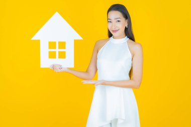 Ev ya da kağıt tabelalı güzel Asyalı kadın portresi