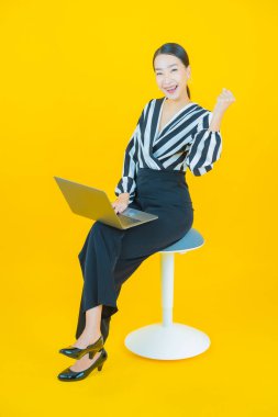 Portre güzel Asyalı kadın gülümsüyor. Renkli arka planda hareket var.