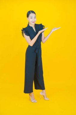 Portre güzel Asyalı kadın gülümsüyor. Renkli arka planda hareket var.