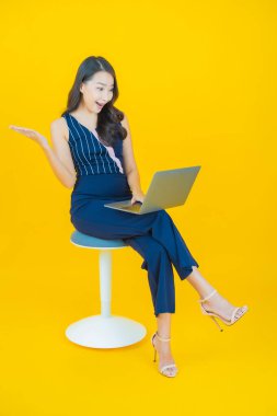 Asyalı güzel bir kadının portresi bilgisayarla izole edilmiş arka planda gülümsüyor.