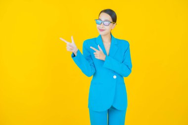 Güzel bir Asyalı kadın portresi. Arka planda 3 boyutlu gözlük takıyor.