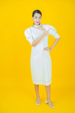 Portre güzel Asyalı kadın gülümsüyor. Renkli arka planda hareket var.