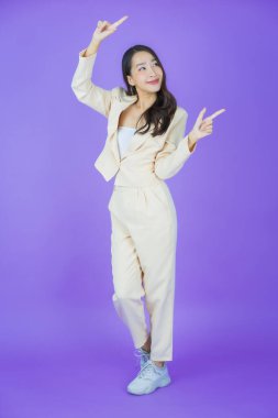 Portre güzel Asyalı kadın gülümsüyor. Renkli arka planda hareket var.