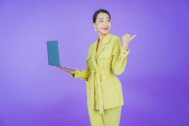 Asyalı güzel bir kadının portresi bilgisayarla izole edilmiş arka planda gülümsüyor.