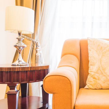 Kanepe yastık ve ışık lamba ile