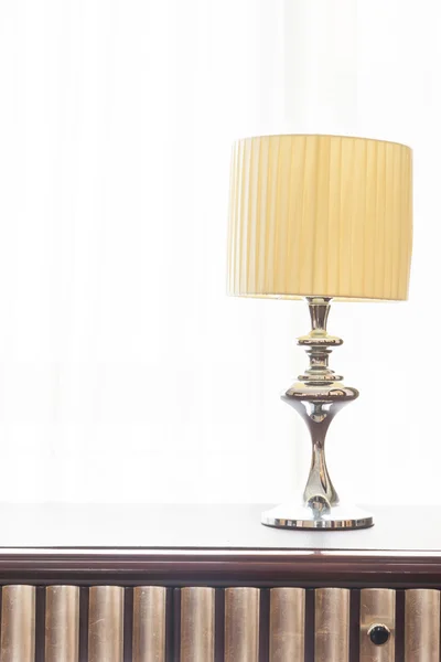 Lichte lamp op tafel — Stockfoto