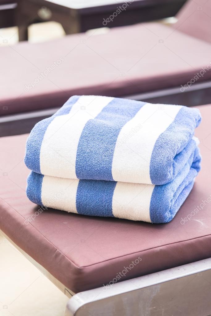 Yatak havuzu havlu — Stok Foto © mrsiraphol 86116424