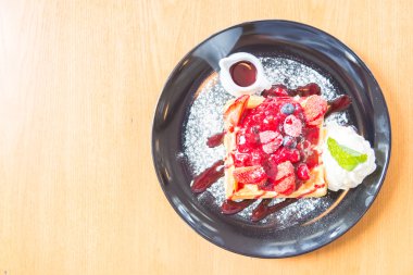 Çilek ve çilek ile waffle karışımı