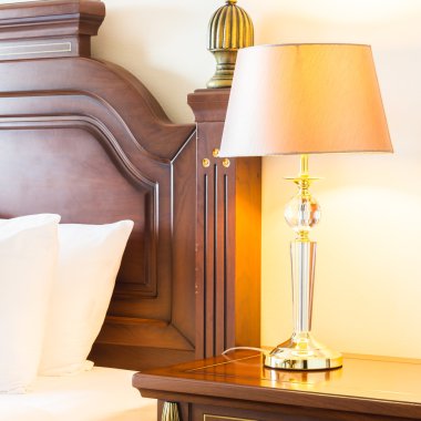 Işık lamba ile yatakta yastık