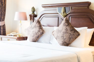 Işık lamba ile yatakta yastık