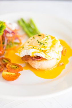 Kahvaltı için yumurta benedict