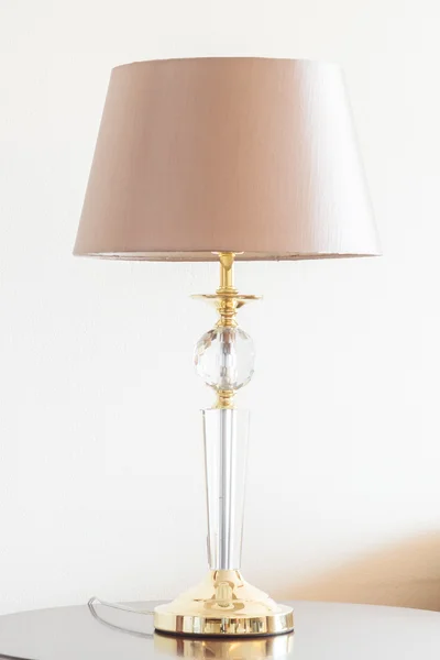 Vardagsrum med ljus lampa — Stockfoto