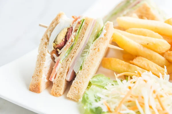 Club-Sandwiches auf dem Teller — Stockfoto