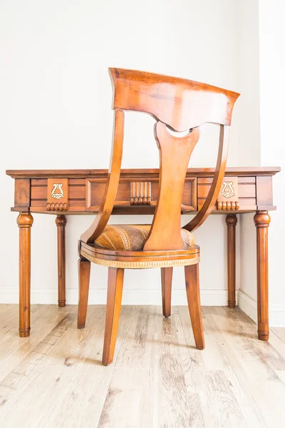 Mesa de madeira e cadeira — Fotografia de Stock