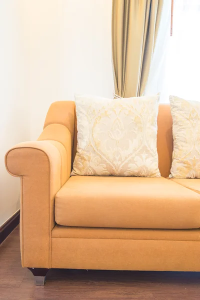 Kussens op sofa in de woonkamer — Stockfoto