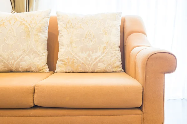 Almohadas en el sofá en el salón — Foto de Stock