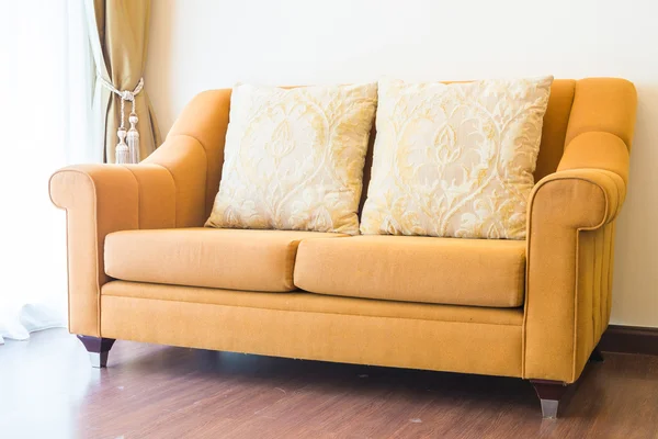 Travesseiros no sofá na sala de estar — Fotografia de Stock
