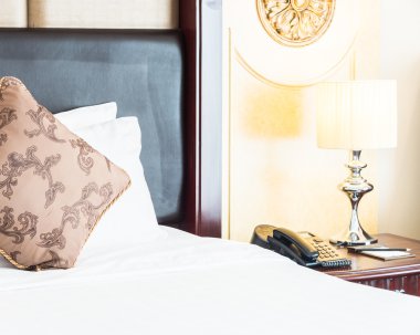 Işık lamba ile yatakta yastık