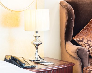 Işık lamba sandalyeyle yastığına