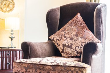 Işık lamba ile kanepe yastık