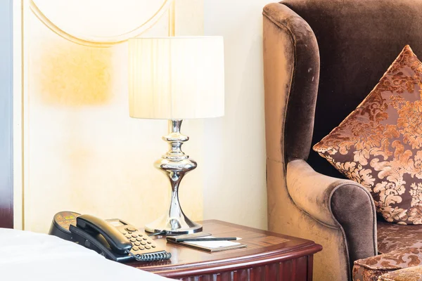 Işık lamba sandalyeyle yastığına