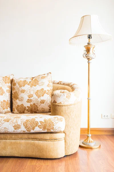 Almohadas en sofá con lámpara de luz — Foto de Stock