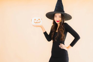 Güzel bir Asyalı kadın cadılar bayramı kostümü giyer.